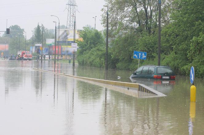 Wielka woda wdzierała się do domów. 14 lat temu Kraków i Małopolska walczyły z powodzią