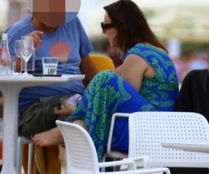 Renata Dancewicz kurzy na plaży