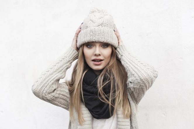 Pielęgnacja włosów zimą - włosy pod czapką