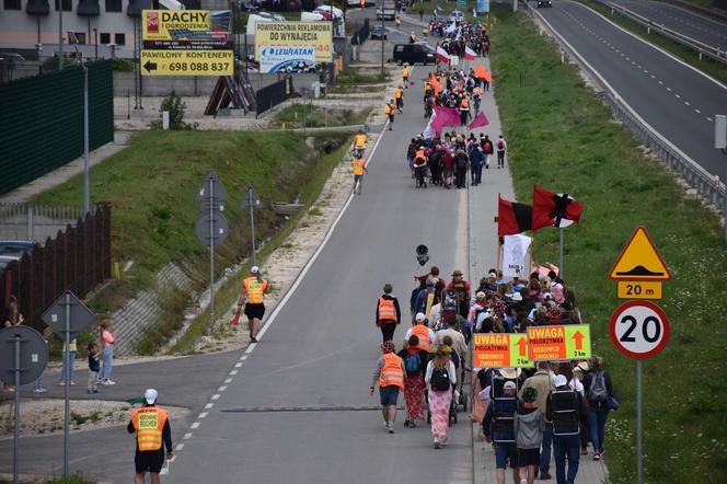 Kielecka Piesza Pielgrzymka maszeruje na Jasną Górę (9 sierpnia 2023)