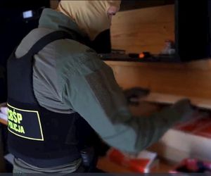 Starnowali bramę samochodem pancernym, obok lądował śmigłowiec z antyterrorystami. Spektakularna akcja policji na Mazowszu