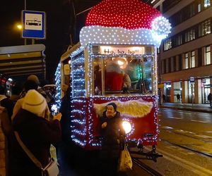 Zabytkowy tramwaj z czapką Mikołaja przejechał przez miasto. Przypomina o zbliżających się świętach