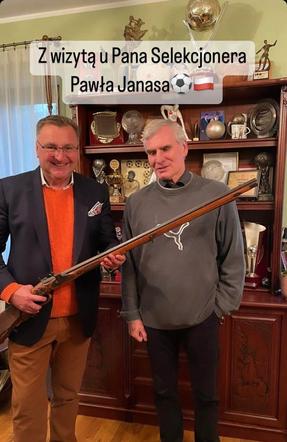Czesław Michniewicz ze strzelbą Pawła Janasa