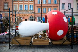 Montaż świątecznej iluminacji w Warszawie