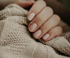 Lniane paznokcie to idealny manicure dla minimalistek