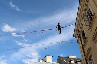 Spacerują po linach nad głowami przechodniów. Trwa Urban Highline Festival