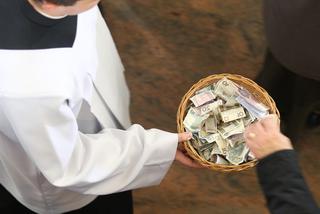 Ile zarabia ksiądz, kościelny, gosposia i organista? Pensje w kościele i na plebanii
