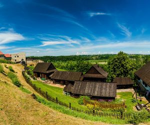  Panorama na skansen w Dobczycach z widocznym w tle zamkiem