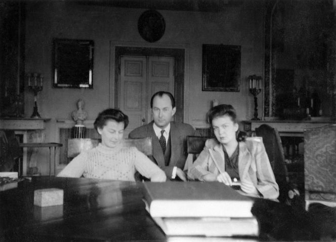 Gabriela i Ludwika Sobańskie, Bronisław Zieliński w wielkiej sali pałacu w Guzowie - przed 1939 r.