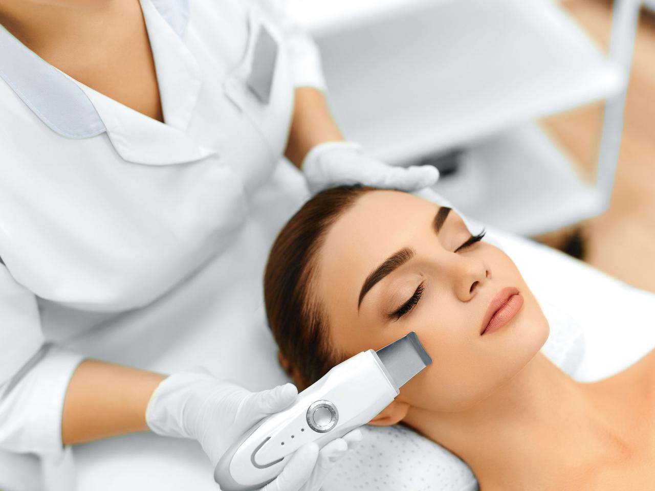 Wiosenne zabiegi kosmetyczne: peeling kawitacyjny, mezoterapia bezigłowa, mezolifting, kwas hialuronowy