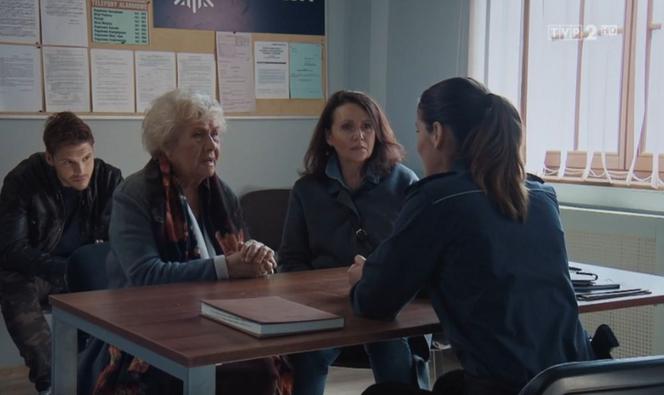 M jak miłość odc. 1600. Barbara (Teresa Lipowska), policjantka (Monika Szwajnos), Marysia (Małgorzata Pieńkowska), Marcin (Mikołaj Roznerski)