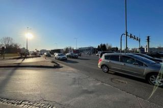 W Krakowie ciężarówka staranowała stojące przed nią auta. W kabinie był nieprzytomny kierowca