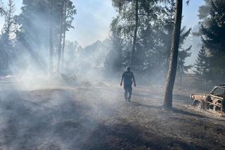 Pożar we wsi Budy. Policjant zauważył dym i ruszył na pomoc