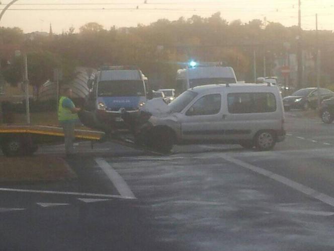 Kolejny wypadek na rondzie Jagiellonów w Bydgoszczy! [ZDJĘCIA]