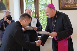 Nowi księża z diecezji tarnowskiej mają pierwsze parafie. Sprawdź, gdzie ich wysłał biskup Andrzej Jeż [ZDJĘCIA]