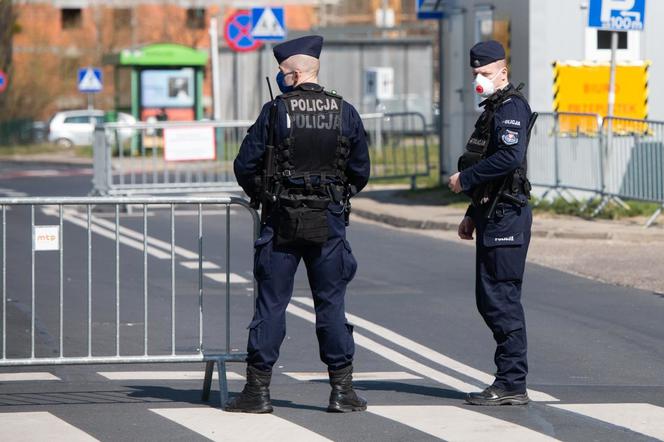 Strzały podczas pościgu na ulicach Konina. Dwóch policjantów trafiło do szpitala