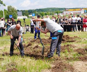 Mistrzostwa w kopaniu grobów na czas w Targach Kielce