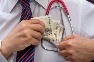 Chirurg brał łapówki za refundowane operacje? Od 5 do 15 tys. zł, umieszczanych w specjalnych kopertach