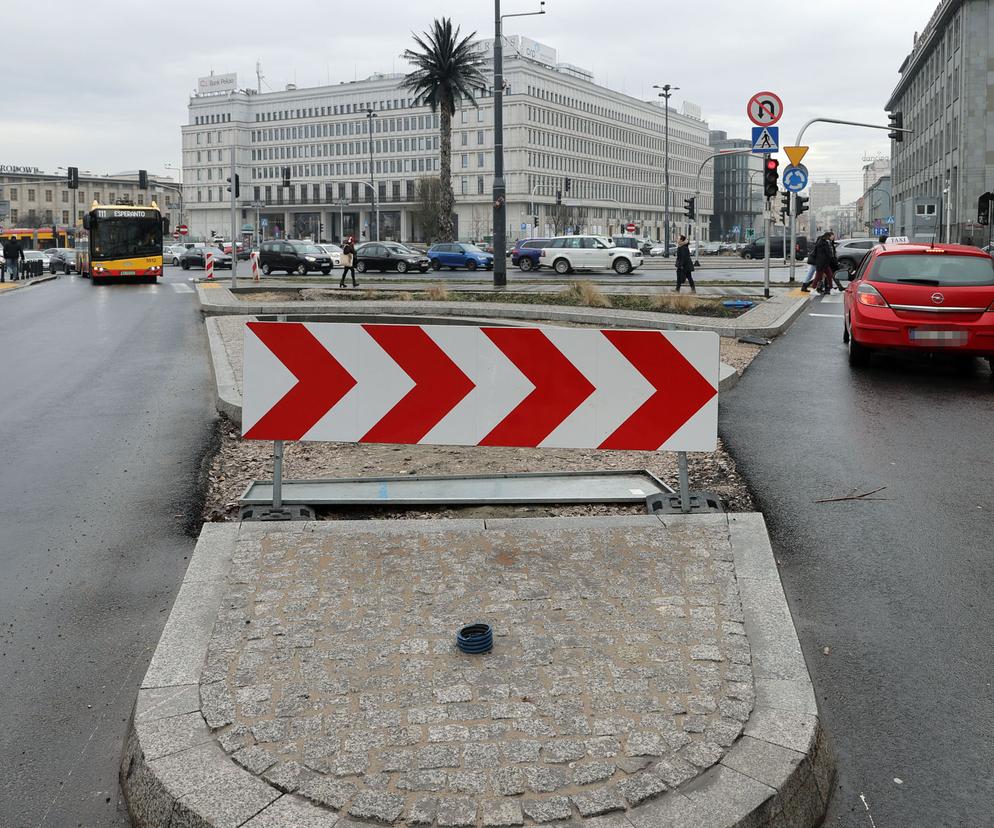 Rozgrzebane i źle oznakowane rondo de Gaulle'a. Drogowcy zapomnieli o swojej inwestycji?