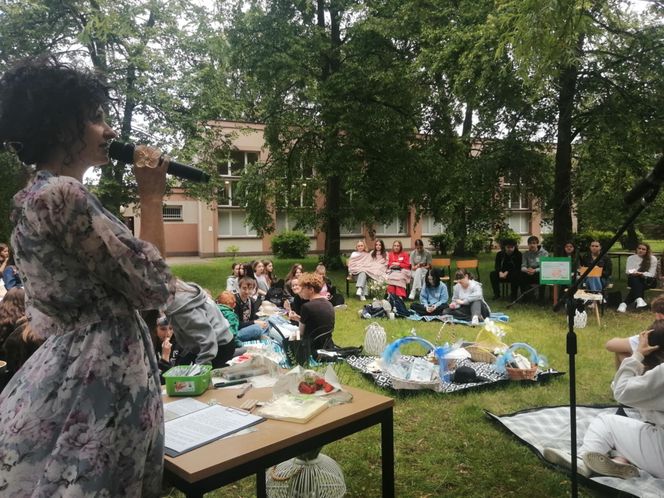 Czytanie na trawie w siedleckim Ekonomiku