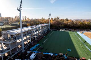 Budują nowy stadion Polonii Bytom. Nawet jesienią trawa jest na nim zielona