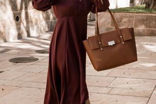 Pieczone kasztany w jesiennych stylizacjach. Ubrania w tym kolorze to zdecydowane must have sezonu