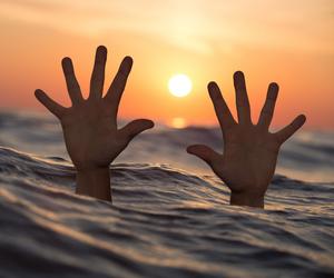 Dwie dziewczynki tonęły na kąpielisku w Jurkowie. Uratował je funkcjonariusz Straży Granicznej