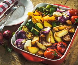 Chrupiące warzywa z piekarnika zachwycają. Z tym sosem smakują nieziemsko  