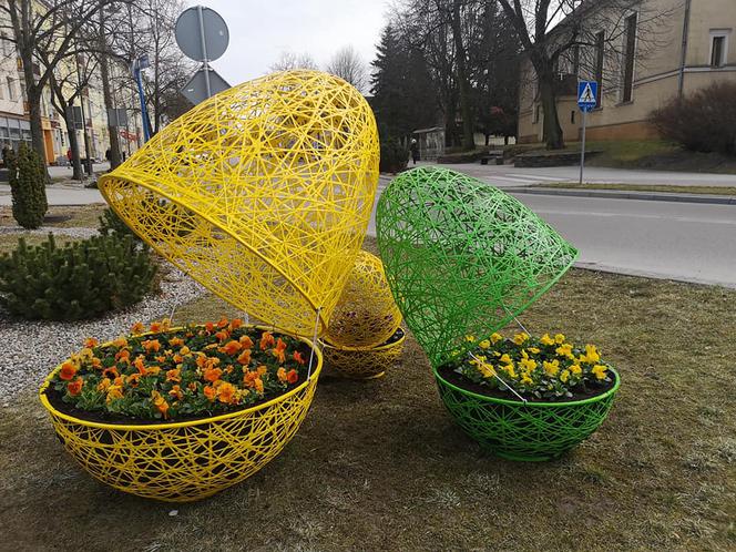 Giżycko gotowe na Wielkanoc! Miasto ozdobiły kolorowe pisanki [ZDJĘCIA]
