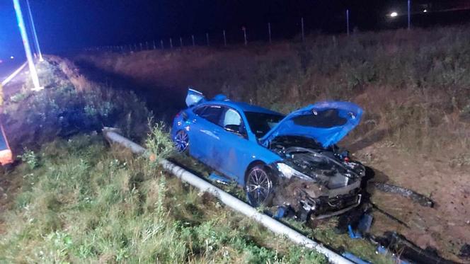 Auto 22-latki wypadło z drogi S5, ścięło latarnię i wpadło do rowu. Kobieta cudem uszła z życiem!