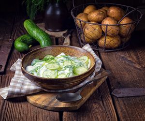 Niemiecka mizeria z ogórków podana z gotowanymi ziemniakami