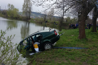 Auto wjechało do wody, kierowca nie żyje!