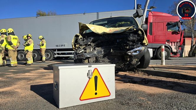 Osobówka zderzyła się z samochodem ciężarowym. 9-letni chłopczyk trafił do szpitala. „Trwają czynności”