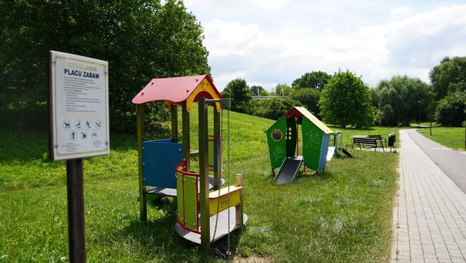 Wakacyjny spacer pod kładką nad wąwozem na Czubach. To jedno z najbardziej zielonych miejsc w Lublinie!