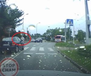 Kierujący oplem potrącił mężczyznę
