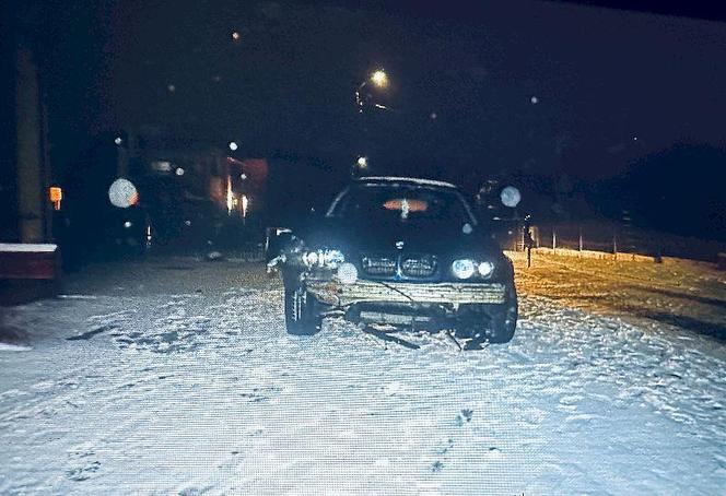 Pijany i odurzony kierowca BMW wjechał w ogrodzenie posesji w Pucku