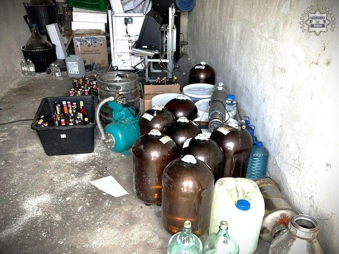 Będzińscy policjanci zlikwidowali nielegalną bimbrownię. Zabezpieczyli 550 litrów nielegalnego alkoholu
