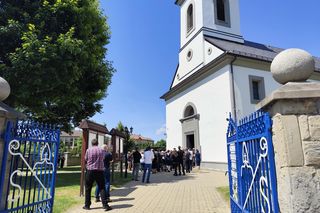 Kolorowe kwiaty i morze łez na pogrzebie Katarzyny z Raby Wyżnej. Zazdrosny mąż zabił ją 10 metrów od domu