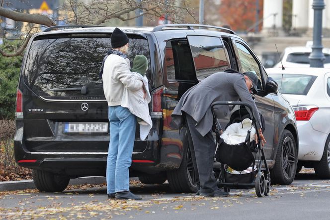 Krzysztof Ibisz z rodziną na spacerze