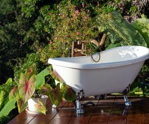 Wanna w ogrodzie – kąpiel na tarasie