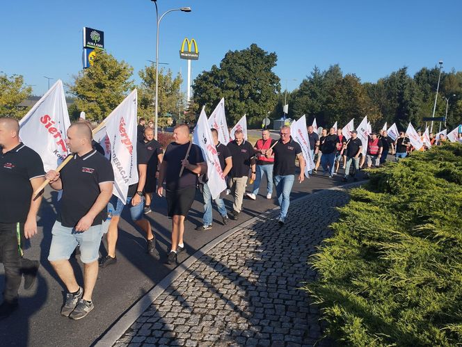 Protest górników w Jastrzębiu-Zdroju. Blokują kluczowe rondo i główne drogi