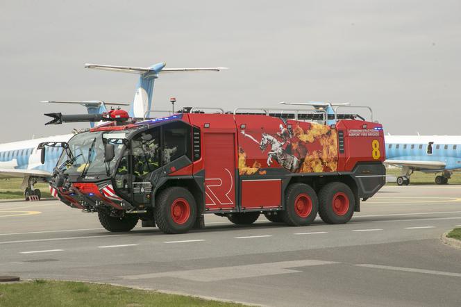 Nowe pojazdy Lotniskowej Straży Pożarnej 
