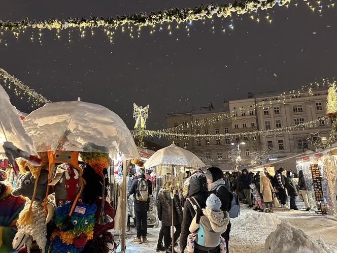 Choinka rozbłysła na Rynku Głównym. Tak wygląda Kraków w zimowej scenerii! 