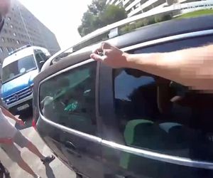 25-latek utknął w rozgrzanym samochodzie i wołał o pomoc. Policjanci musieli rozbić szybę