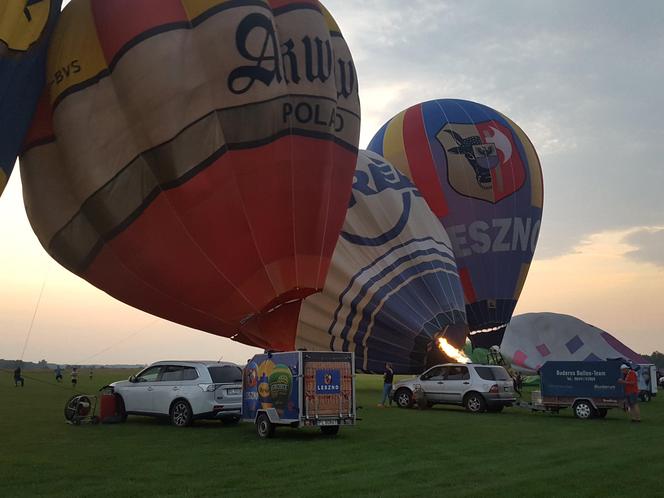 ​Nocny pokaz balonów na lotnisku w Lesznie. Wiatr był za mocny