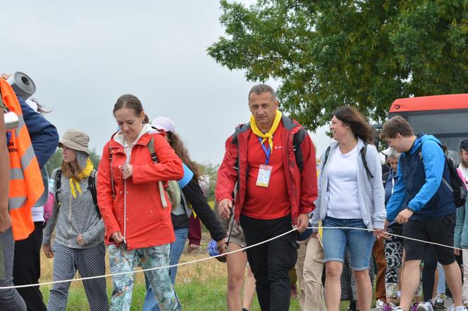 „Wychodzimy z Księżomierzy”. Słoneczny dzień pątników w drodze na Jasną Górę! ZDJĘCIA