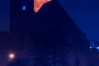 Księżyc chowający się za Kościołem NMP Na Piasku [ZDJĘCIE]