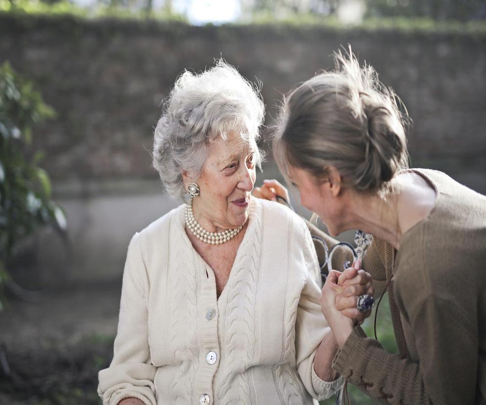 Nowa forma usług zrewolucjonizuje opiekę nad seniorami? Rząd chce wprowadzić usługi sąsiedzkie