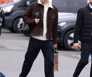 Robert Lewandowski ze szpanerką siatą wysiadł z samolotu