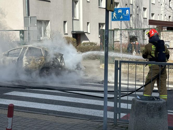 Gigantyczny pożar pod szkołą podstawową w Warszawie. Gęsty dym widać było z kilku kilometrów